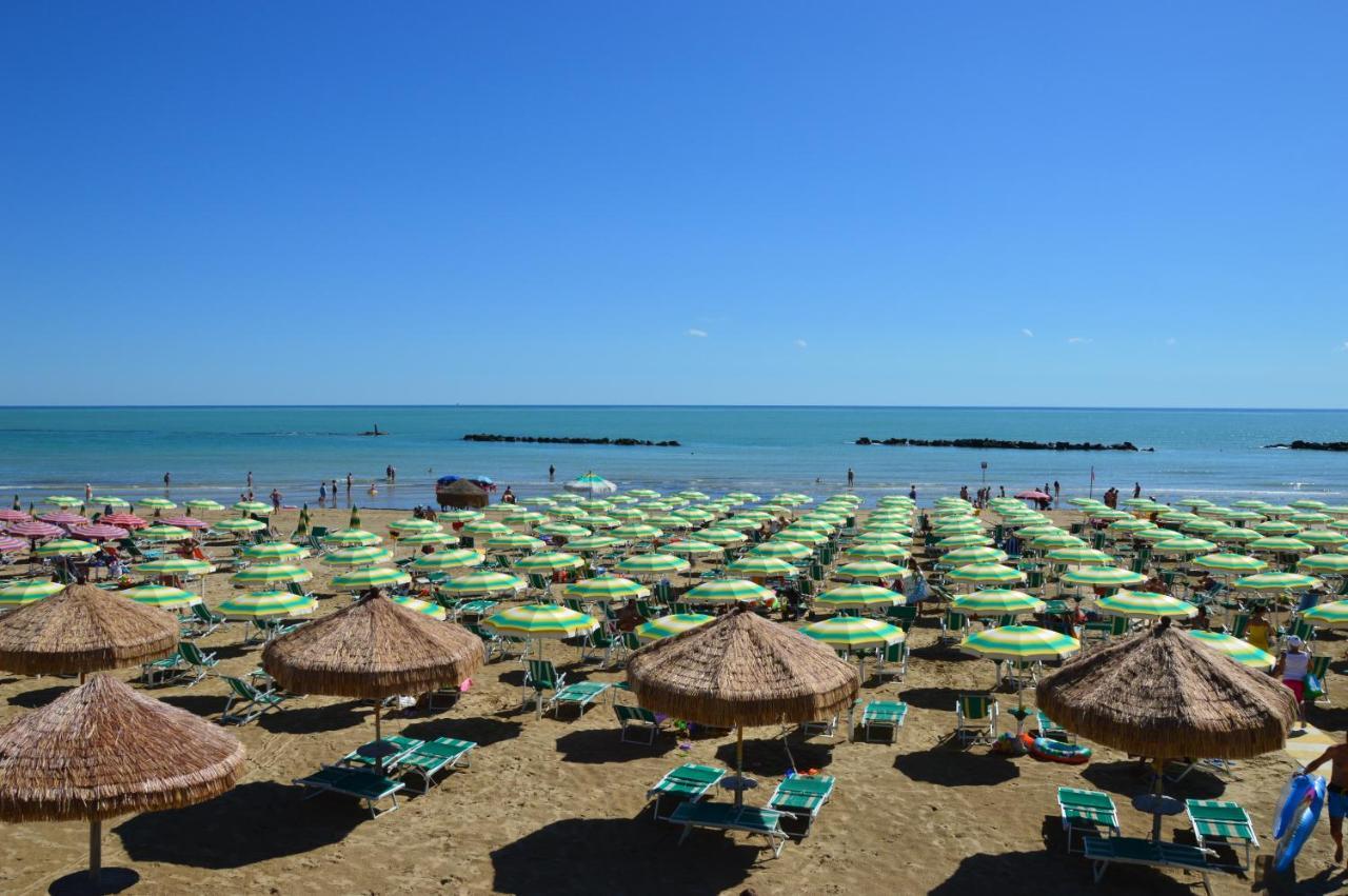 Case Vacanze Blue Bay Resort Roseto Degli Abruzzi Exterior foto