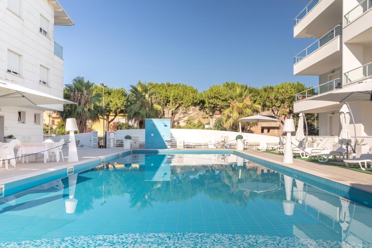 Case Vacanze Blue Bay Resort Roseto Degli Abruzzi Exterior foto