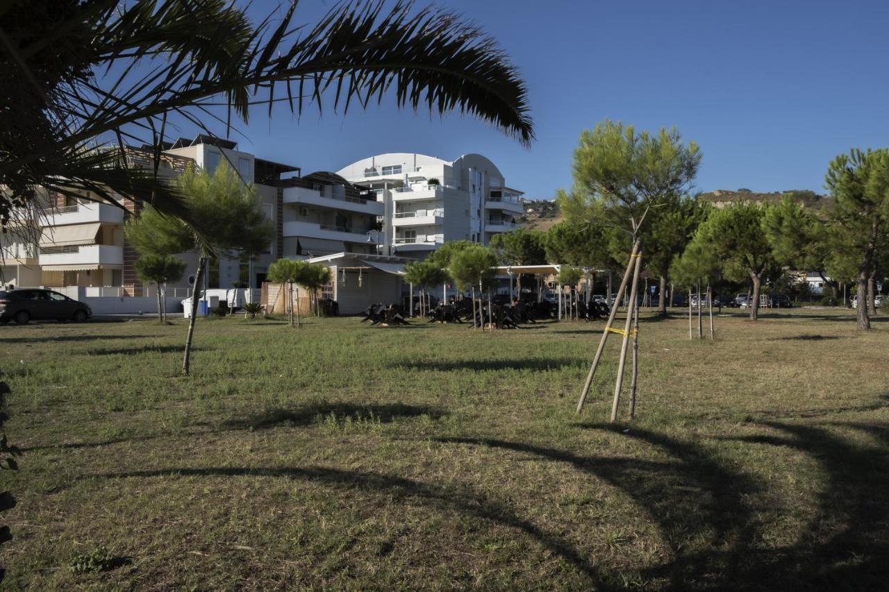 Case Vacanze Blue Bay Resort Roseto Degli Abruzzi Exterior foto