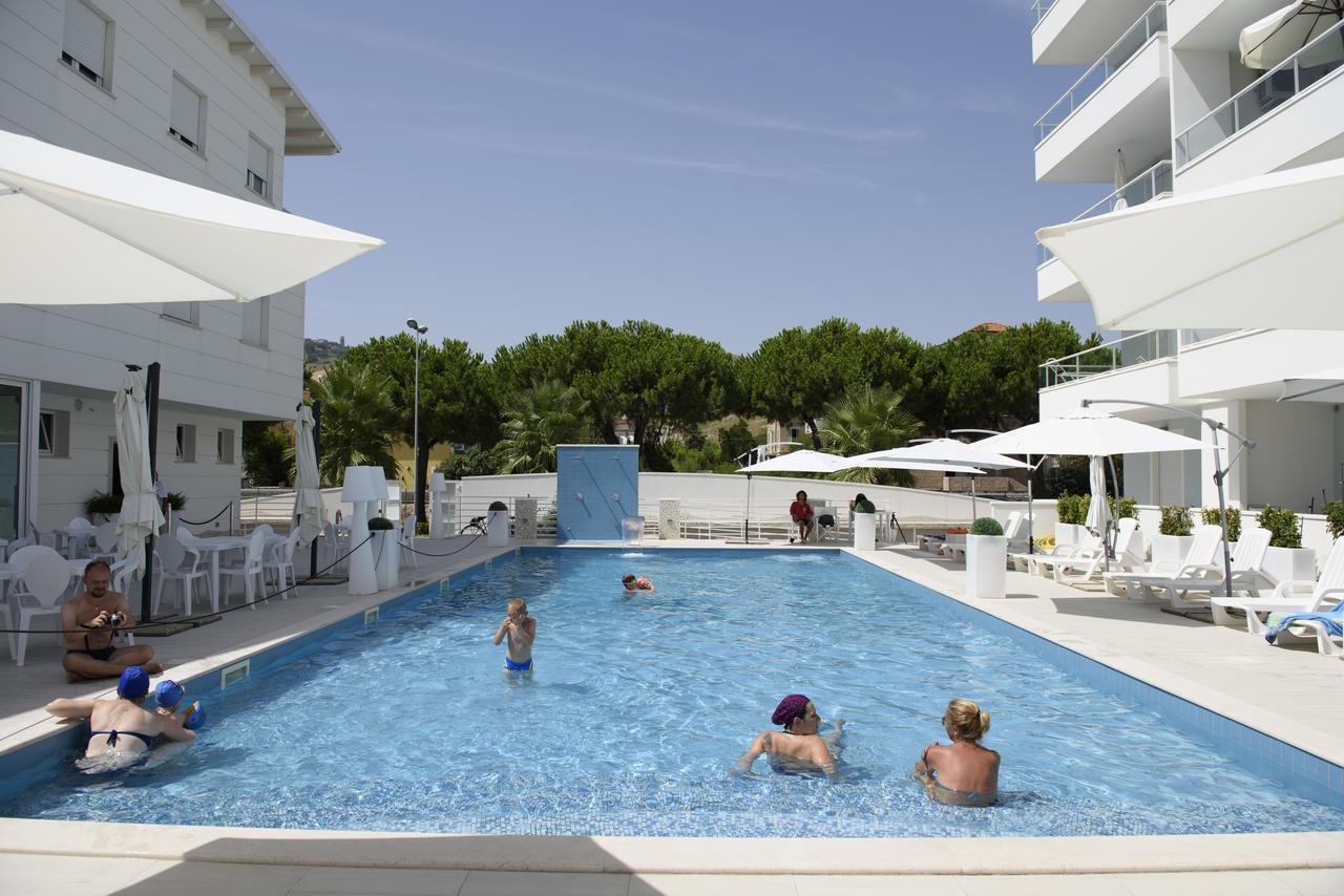 Case Vacanze Blue Bay Resort Roseto Degli Abruzzi Exterior foto