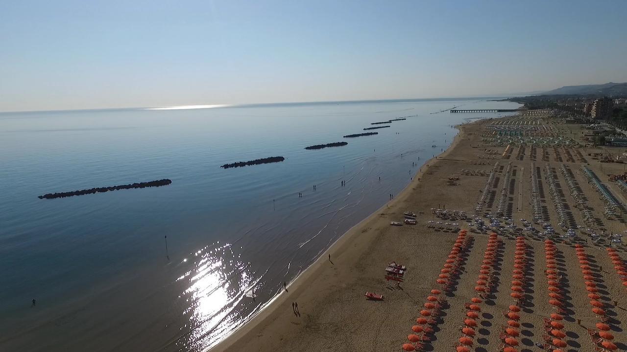 Case Vacanze Blue Bay Resort Roseto Degli Abruzzi Exterior foto